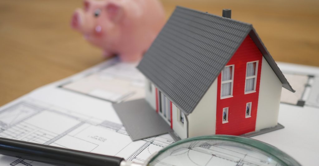 fondo patrimoniale documenti lente d'ingrandimento salvadanaio denaro